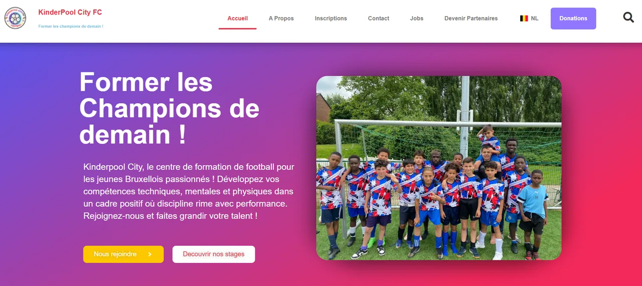 Page d'accueil du site KinderPool City FC : « Former les champions de demain ! », photo de l'équipe, boutons « Nous rejoindre » et « Découvrir nos stages »