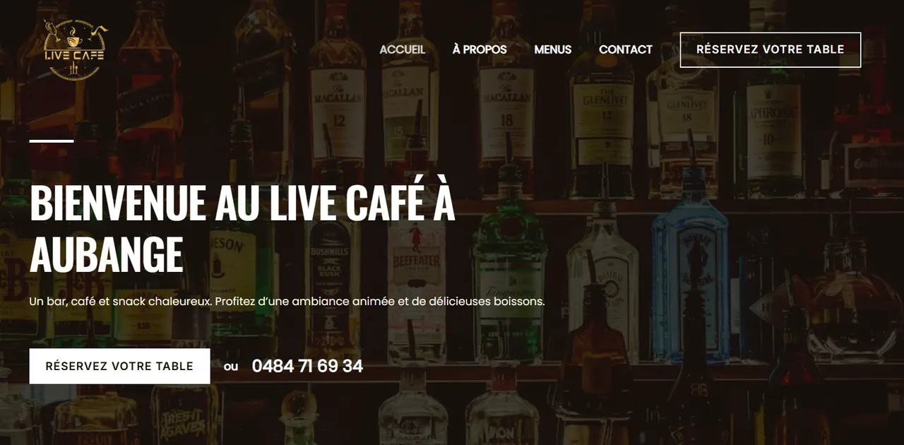 Page d'accueil du site du Live Café à Aubange : « Bienvenue au Live Café », bouton « Réservez votre table » et numéro de téléphone